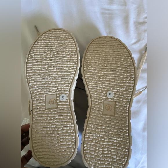 Religious Comfort women’s platform sneakers, size  6 - Picture 5 of 7